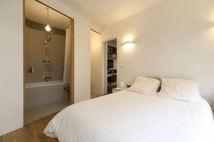 Appartement Paris : Chambre portes ouvertes